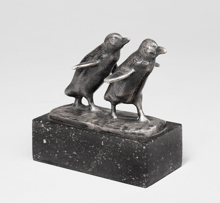 This picture shows the following artwork: August Gaul. ”Zwei laufende Pinguine”. 1911.