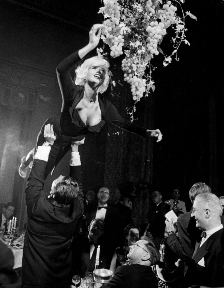 Auf diesem Bild ist das folgende Kunstwerk zu sehen: Robert Lebeck. „Jayne Mansfield in Berlin“. 1961.