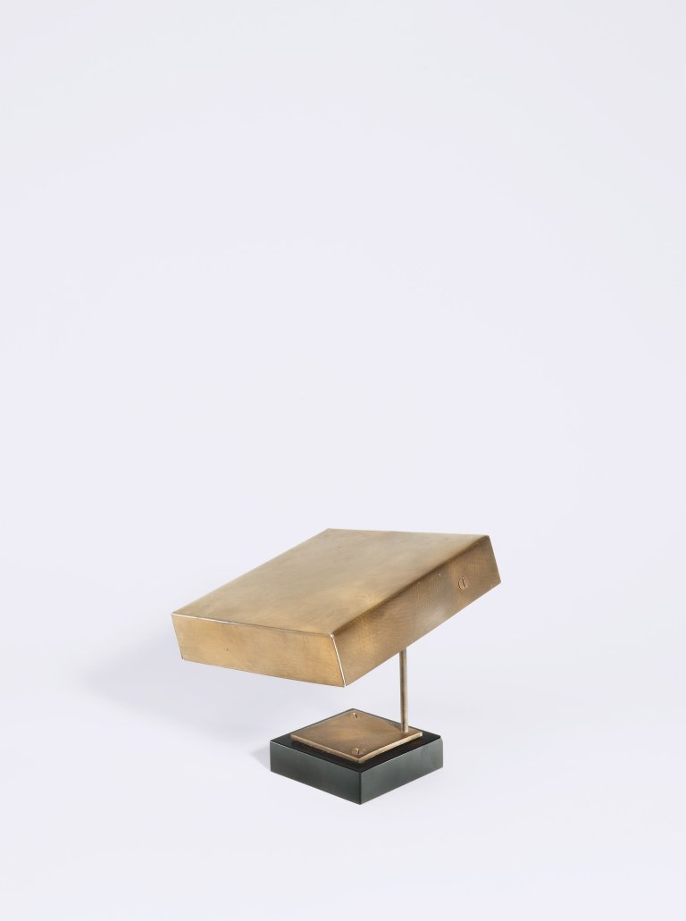 Auf diesem Bild ist das folgende Kunstwerk zu sehen: George Rickey. „One Plane Horizontal Bronze“. 1993.