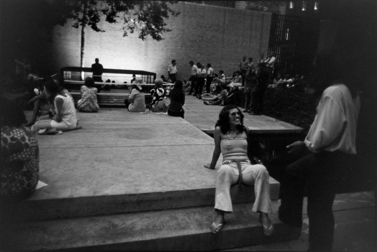 Auf diesem Bild ist das folgende Kunstwerk zu sehen: Garry Winogrand. Ohne Titel, aus der Serie „Woman are Beautiful“. 1960er –1970er Jahre.