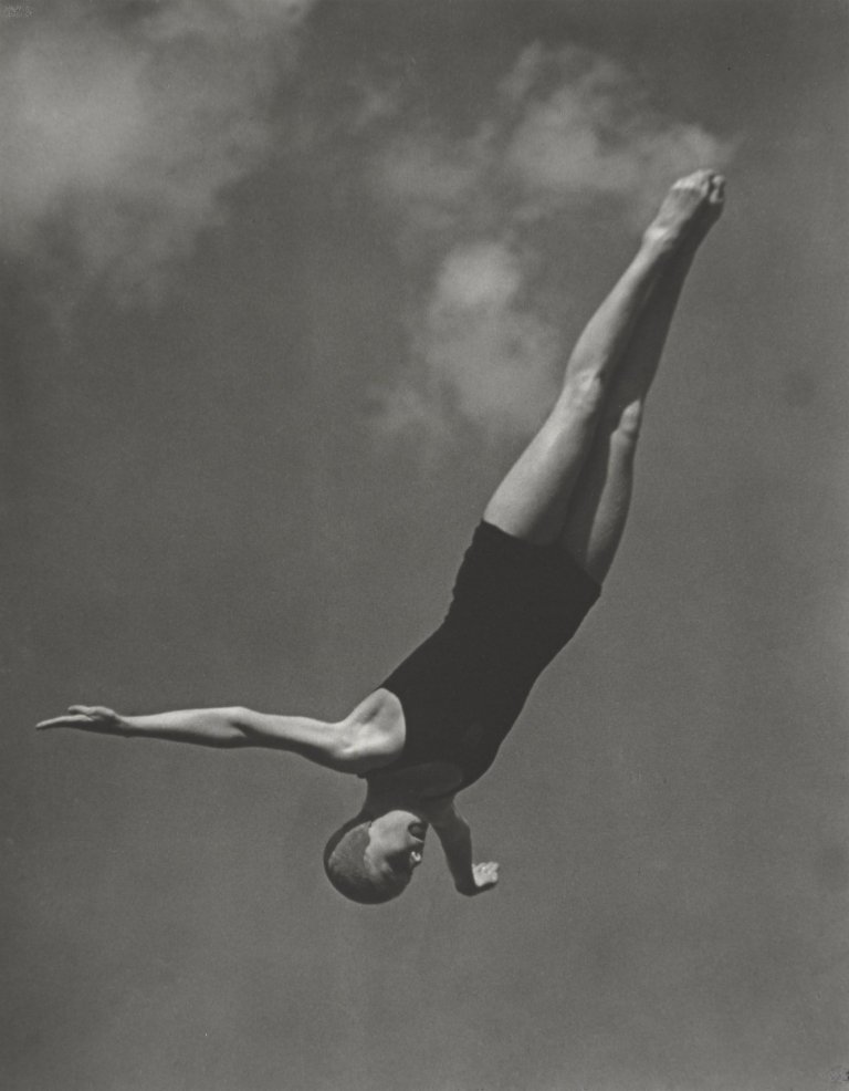 Auf diesem Bild ist das folgende Kunstwerk zu sehen: Leni Riefenstahl. „Marjorie Gestring“. 1936.
