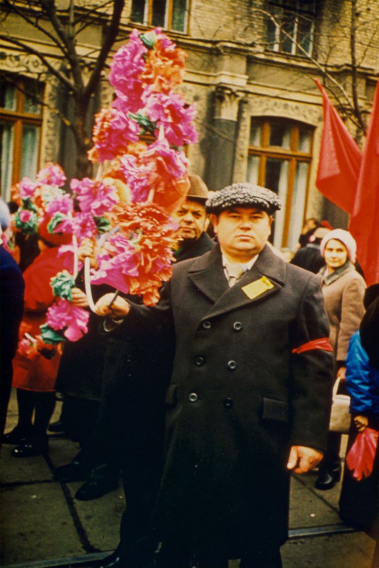 Auf diesem Bild ist das folgende Kunstwerk zu sehen: Boris Mikhailov. Ohne Titel, aus der Serie „Red“. 1968-1975.