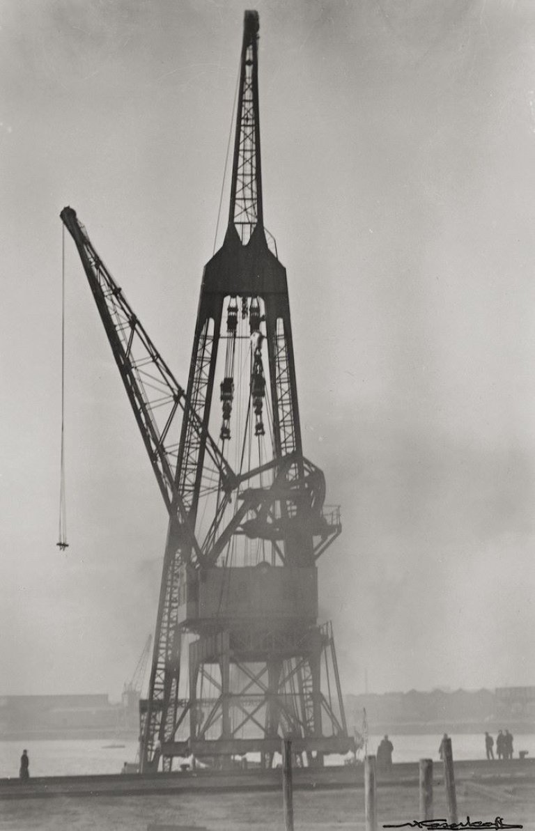 Auf diesem Bild ist das folgende Kunstwerk zu sehen: Nikolaï Kossikoff. „La grue, soulevée par une grue flottante“. 1935–1939.