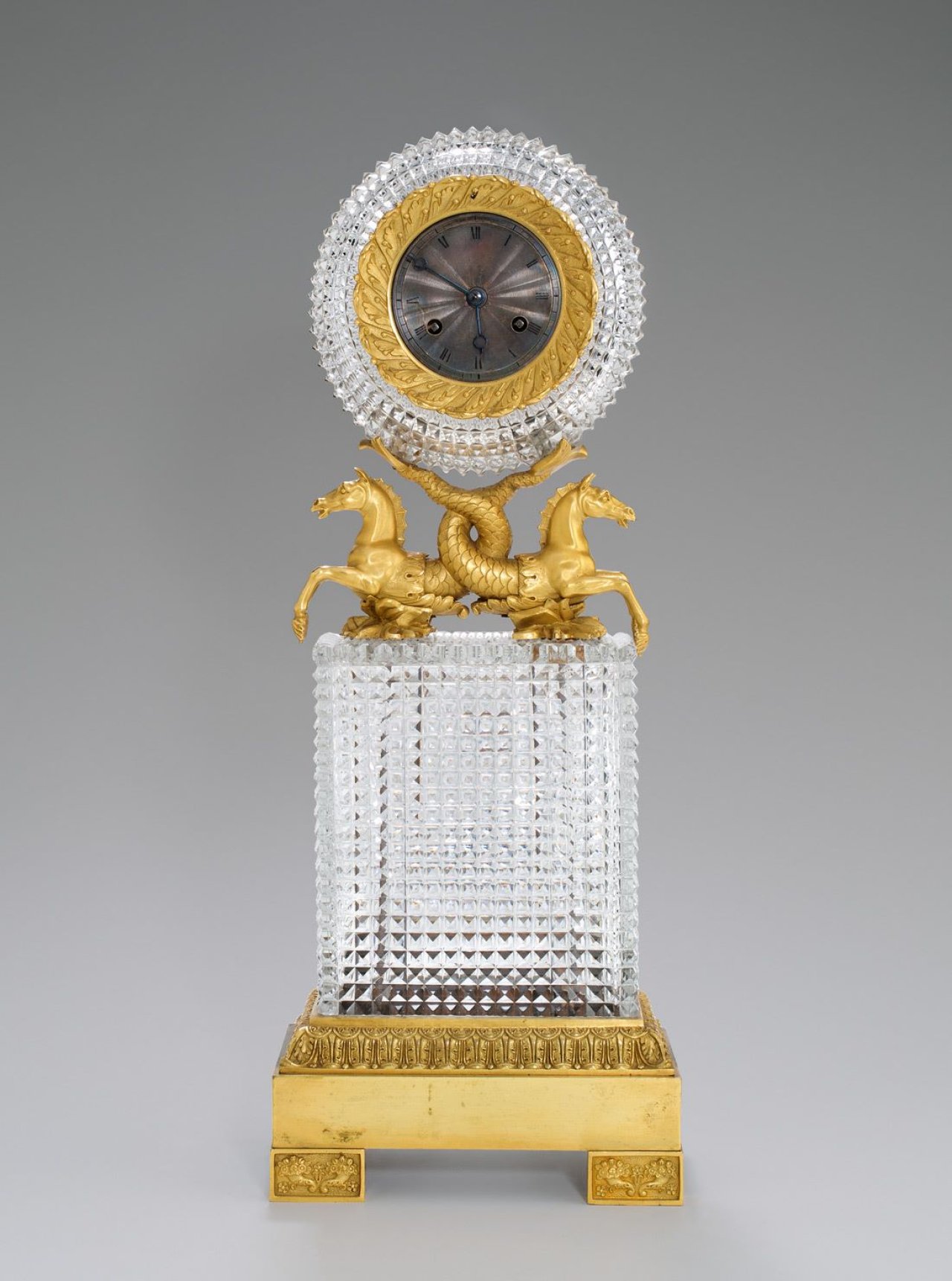 Auf diesem Bild ist das folgende Kunstwerk zu sehen:  Paris, um 1810. Uhr mit Baccarat-Kristall (Uhrwerk wohl von Gaston Jolly). Um 1820.