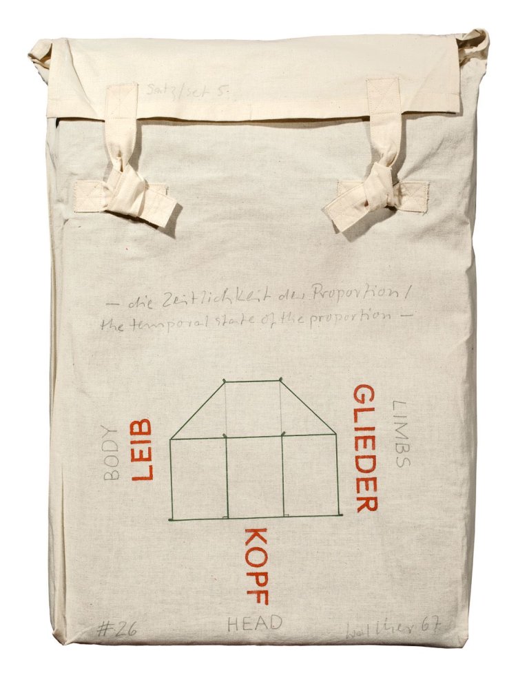 Auf diesem Bild ist das folgende Kunstwerk zu sehen: Franz Erhard Walther. „Die Zeitlichkeit der Proportion“. 1967.