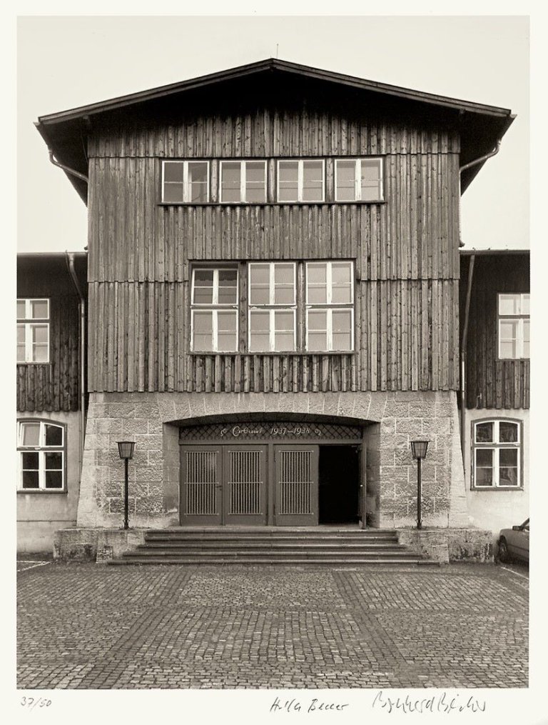 Auf diesem Bild ist das folgende Kunstwerk zu sehen: Bernd und Hilla Becher (Siegen 1931 - 2007 Rostock / Potsdam 1934 - 2015 Düsseldorf). Rammelsberg. 1994.