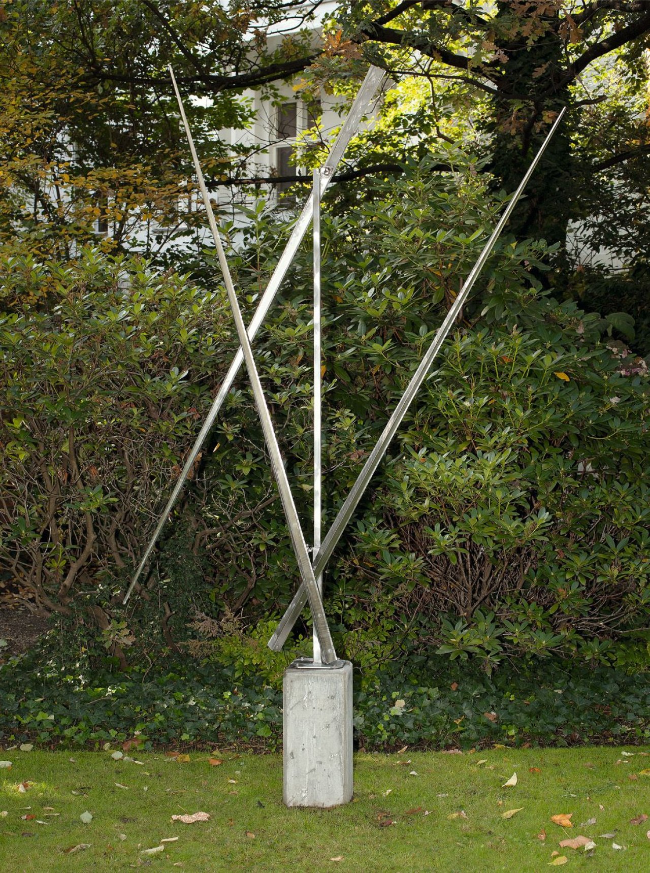 This picture shows the following artwork: George Rickey. „Two Up – One Down“. 1966.