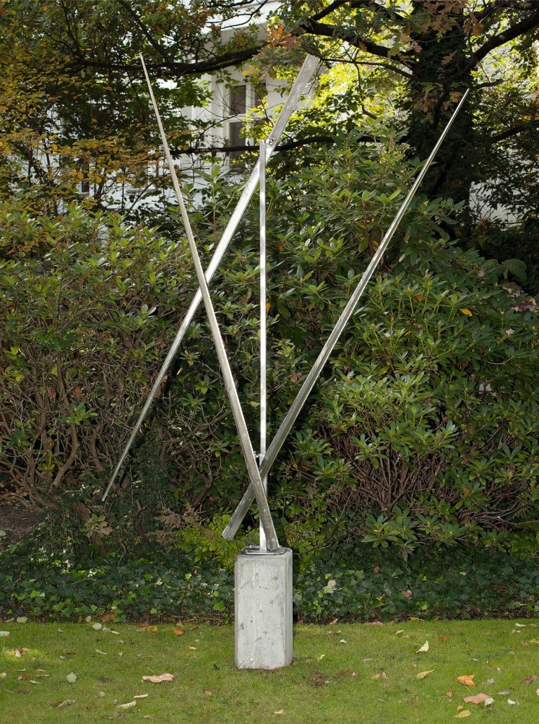 Auf diesem Bild ist das folgende Kunstwerk zu sehen: George Rickey. „Two Up – One Down“. 1966.