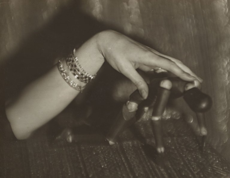 Auf diesem Bild ist das folgende Kunstwerk zu sehen: Germaine Krull. Ohne Titel (Handstudie mit Puppe). Um 1929.