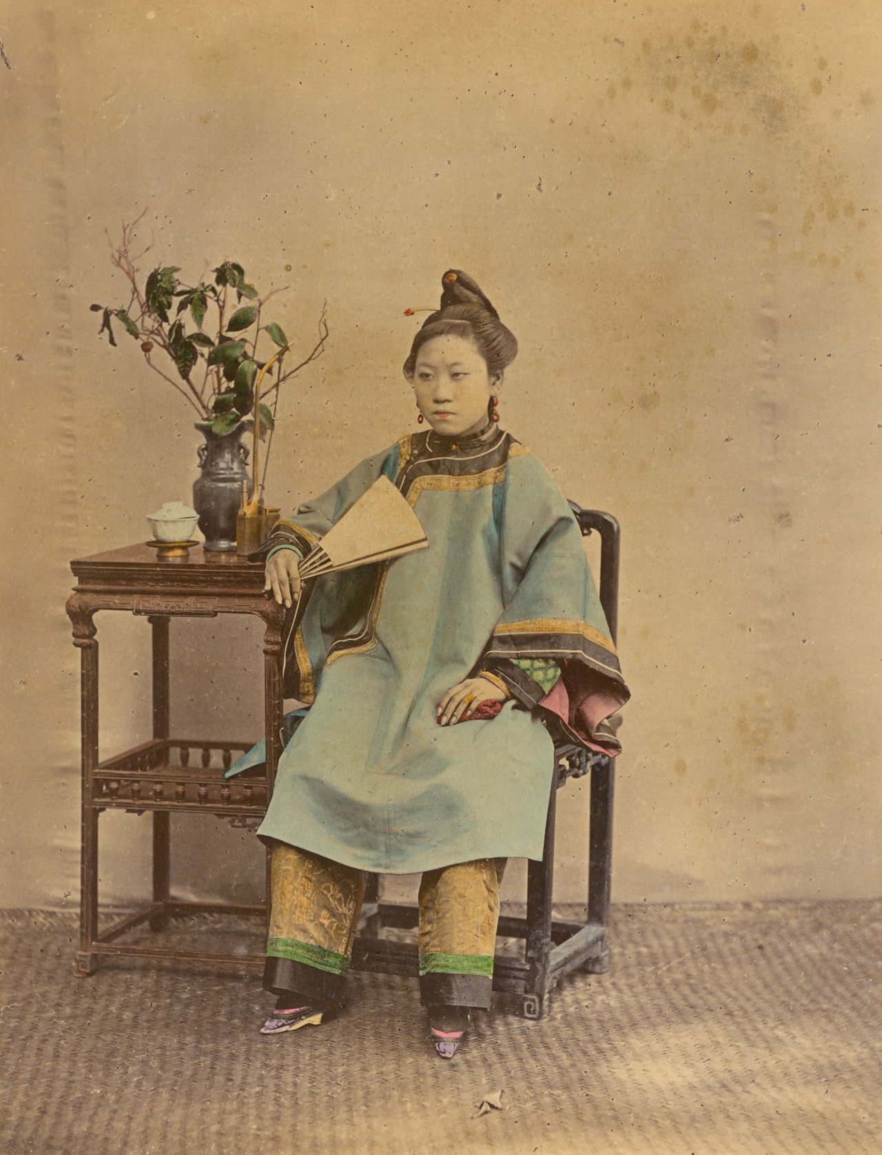 Catalog image of Frau mit Lotosfüßen, Fuzhou. Um 1870