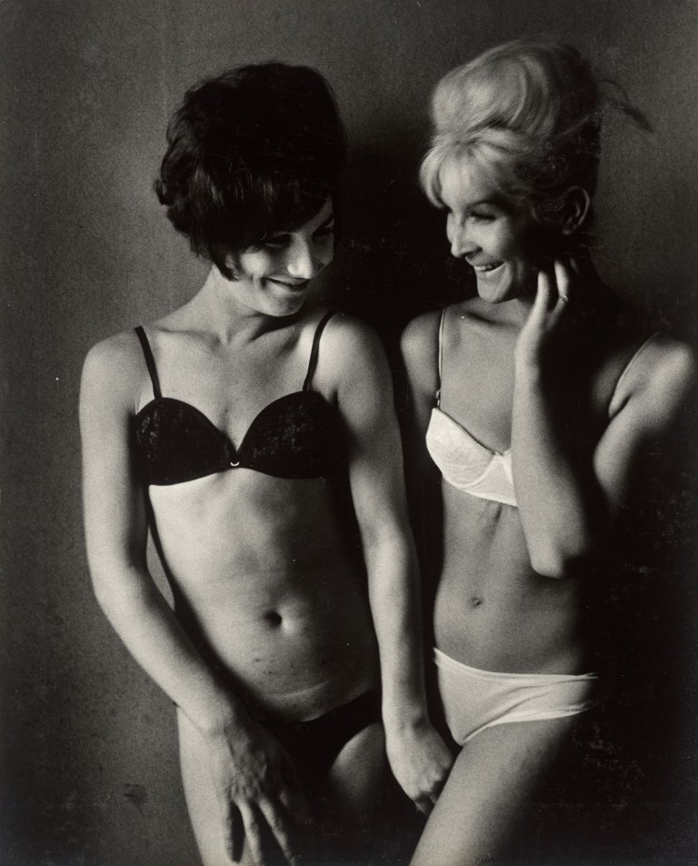 Auf diesem Bild ist das folgende Kunstwerk zu sehen: Christer Strömholm. „PARIS (TRANS...)“ [Susannah & Silvia], aus der Serie „Les Amies de Place Blanche“.