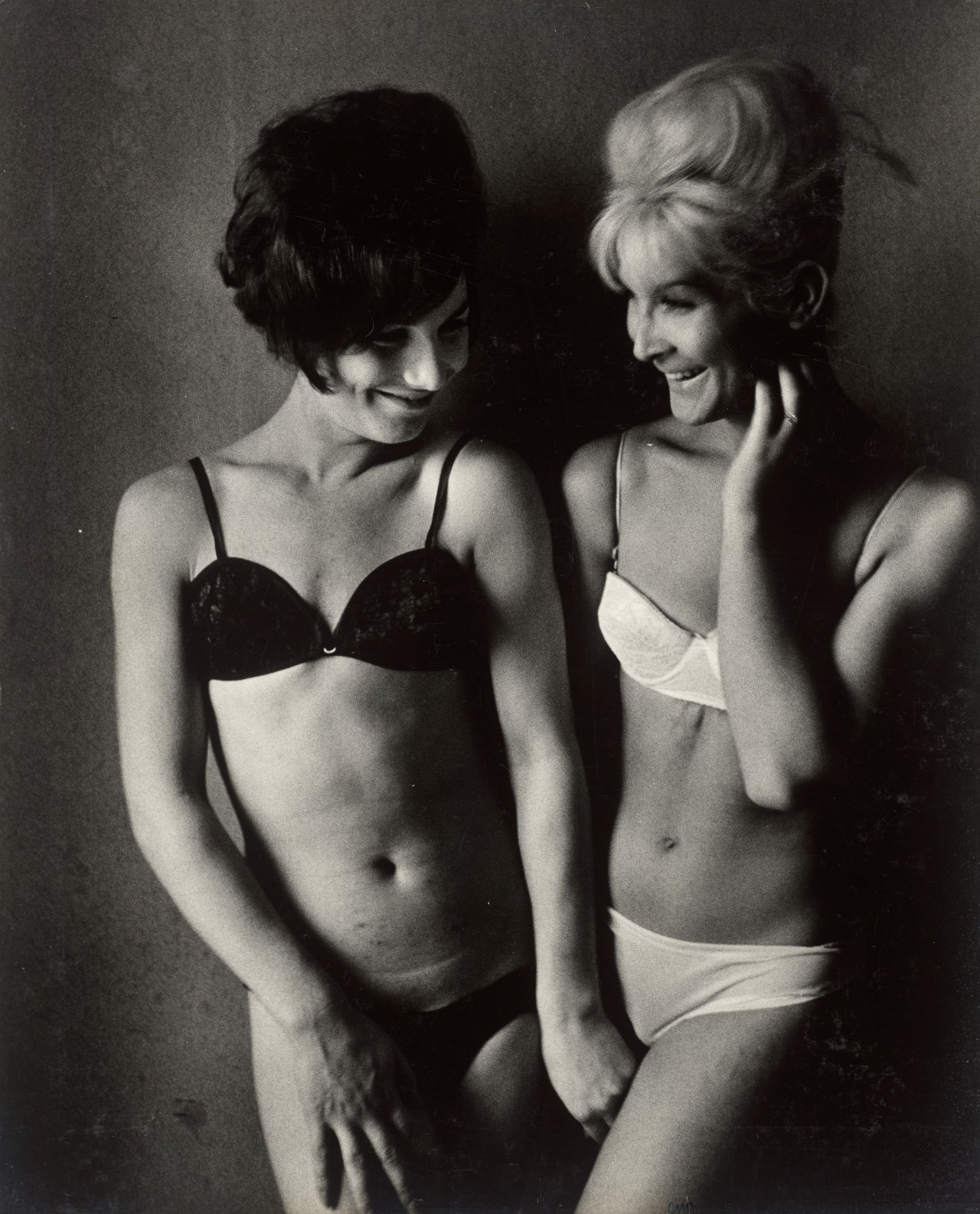 Auf diesem Bild ist das folgende Kunstwerk zu sehen: Christer Strömholm. „PARIS (TRANS...)“ [Susannah & Silvia], aus der Serie „Les Amies de Place Blanche“.