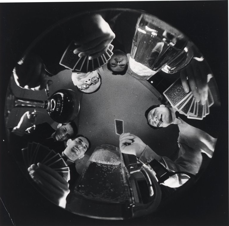 Auf diesem Bild ist das folgende Kunstwerk zu sehen:  Umbo (d.i. Otto Umbehr). Skatrunde. 1935.