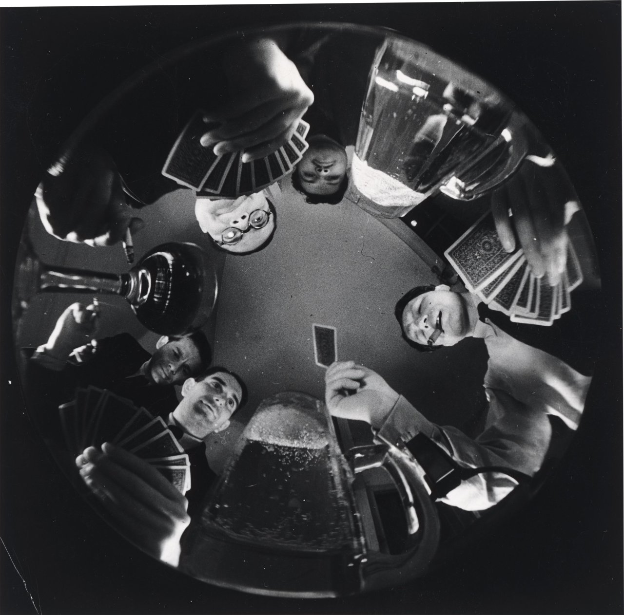 Auf diesem Bild ist das folgende Kunstwerk zu sehen:  Umbo (d.i. Otto Umbehr). Skatrunde. 1935.