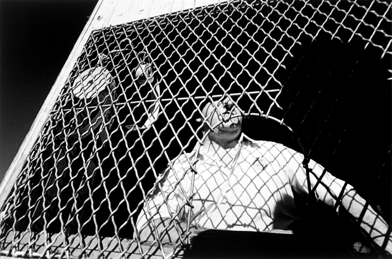 Auf diesem Bild ist das folgende Kunstwerk zu sehen: Heinrich Riebesehl. Aus der Serie „Situationen + Objekte“, 1973–77. 1975.