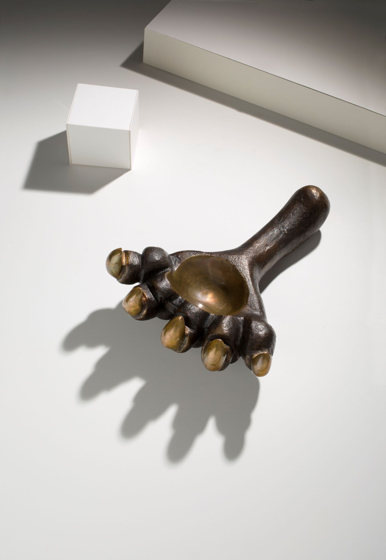 Auf diesem Bild ist das folgende Kunstwerk zu sehen: Louise Bourgeois. „Give or Take III“. 1993.