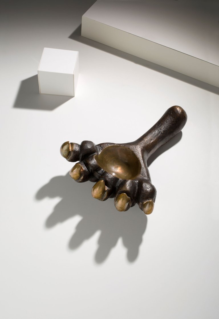 Auf diesem Bild ist das folgende Kunstwerk zu sehen: Louise Bourgeois. „Give or Take III“. 1993.
