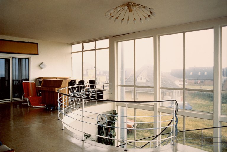 Auf diesem Bild ist das folgende Kunstwerk zu sehen: Candida Höfer. „KURMITTELHAUS WENNINGSTEDT III 1981“. 1981.