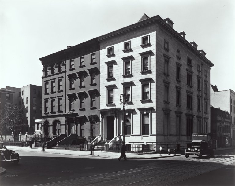 Auf diesem Bild ist das folgende Kunstwerk zu sehen: Berenice Abbott. Fifth Avenue Houses, Nos. 4, 6, 8. 1936.