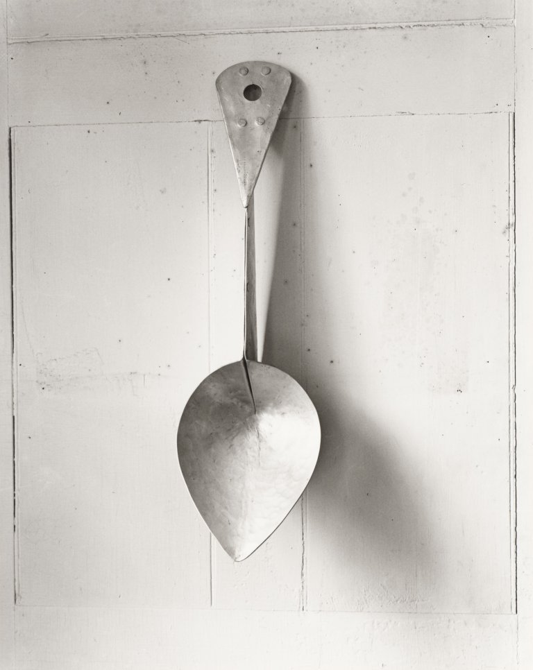 Auf diesem Bild ist das folgende Kunstwerk zu sehen: Evelyn Hofer. „Calder Spoon, Roxbury“. 1976.