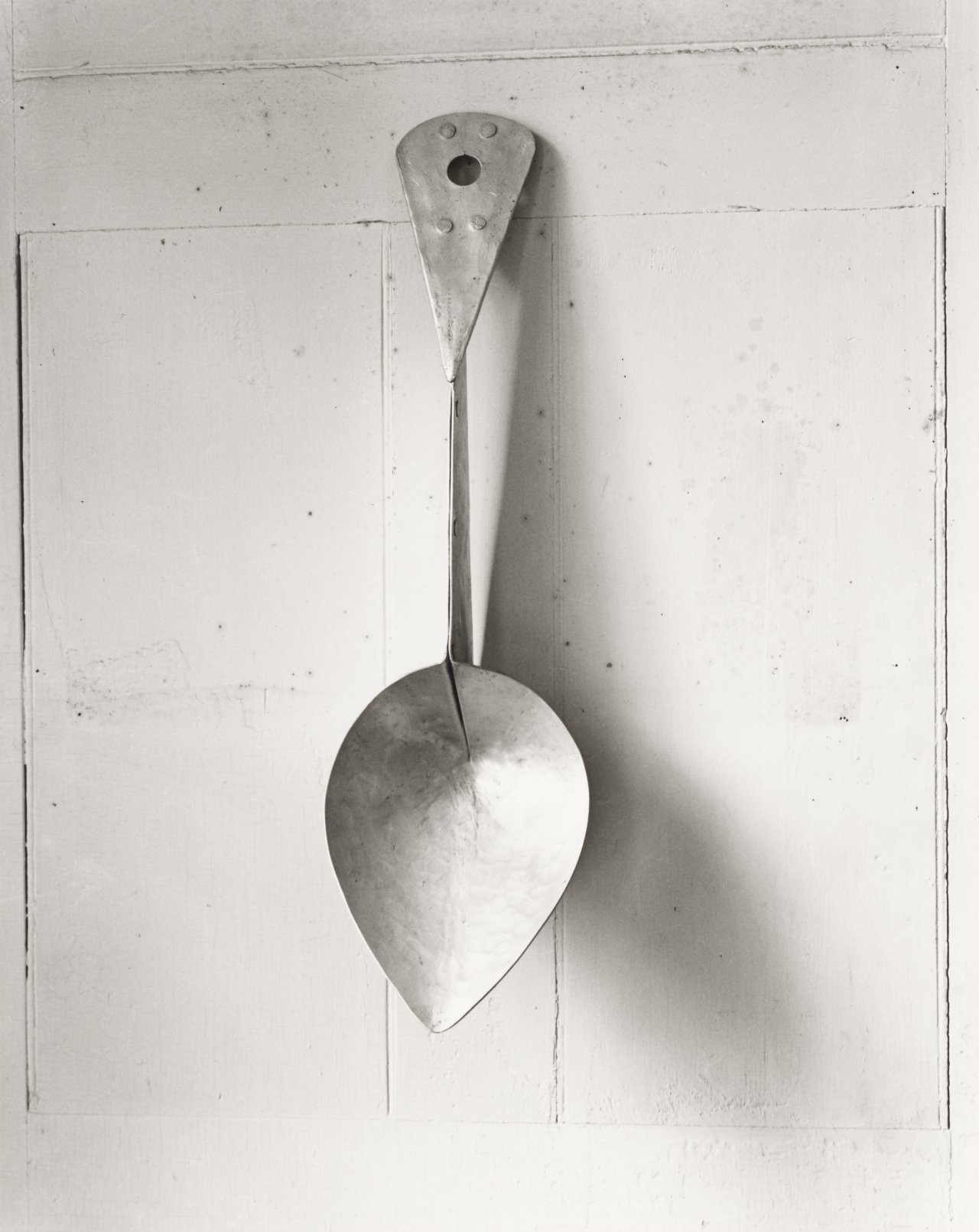 Auf diesem Bild ist das folgende Kunstwerk zu sehen: Evelyn Hofer. „Calder Spoon, Roxbury“. 1976.