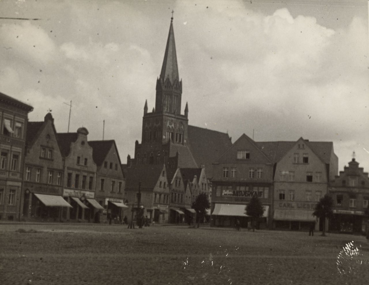 Auf diesem Bild ist das folgende Kunstwerk zu sehen: Lyonel Feininger. Blick auf Marktplatz und Marienkirche von Treptow a.d. Rega. Um 1930.
