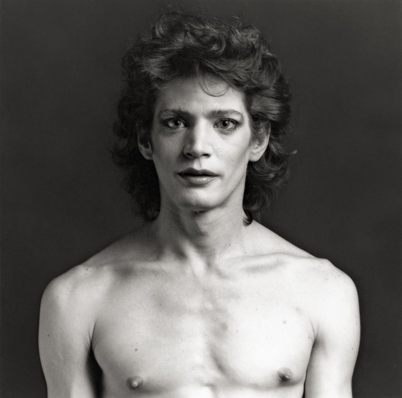 Auf diesem Bild ist das folgende Kunstwerk zu sehen: Robert Mapplethorpe. Self Portrait (with Make-up), N.Y.C. 1980.