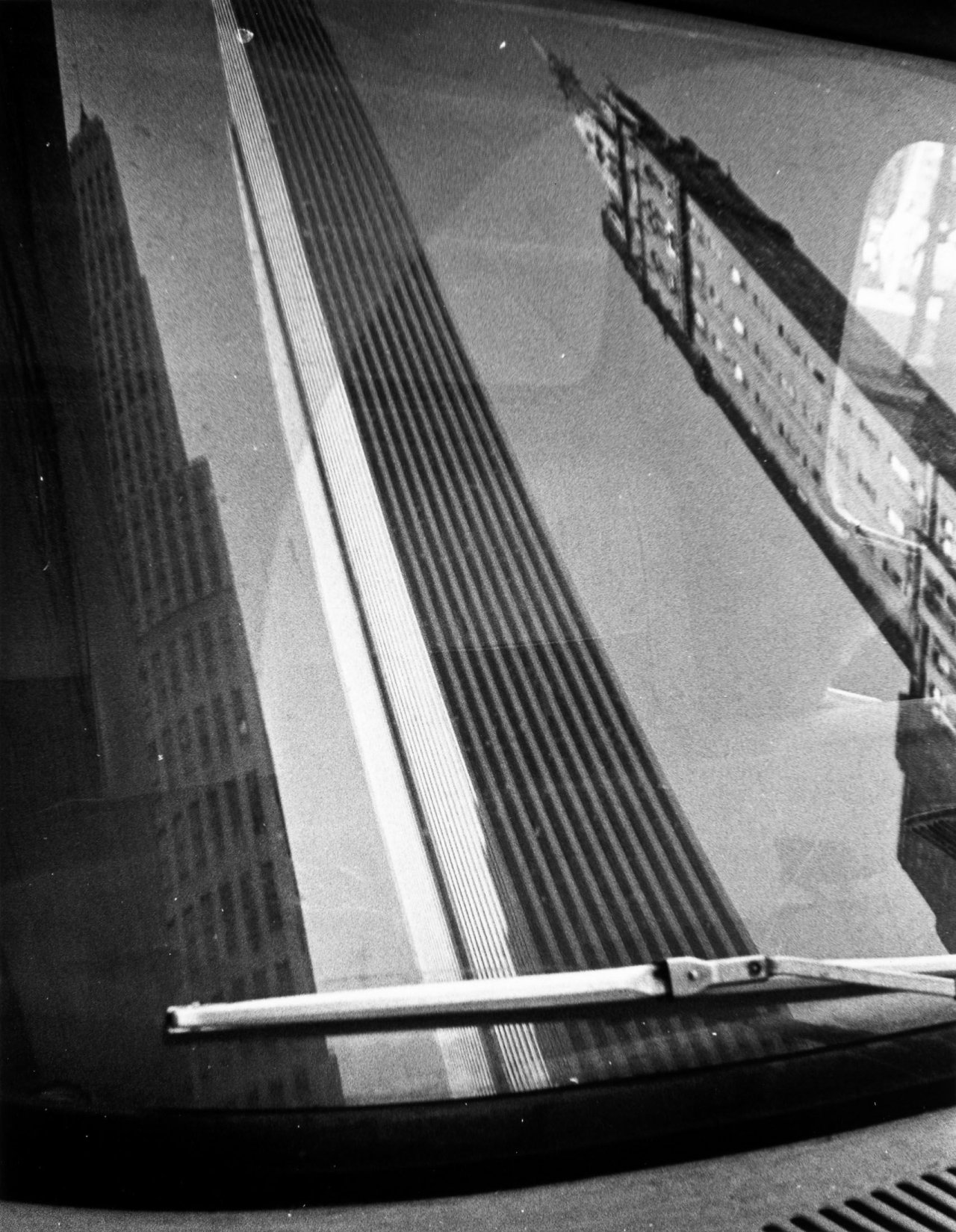 Auf diesem Bild ist das folgende Kunstwerk zu sehen: Andreas Feininger. „Reflections in automobile windshield“. 1975.