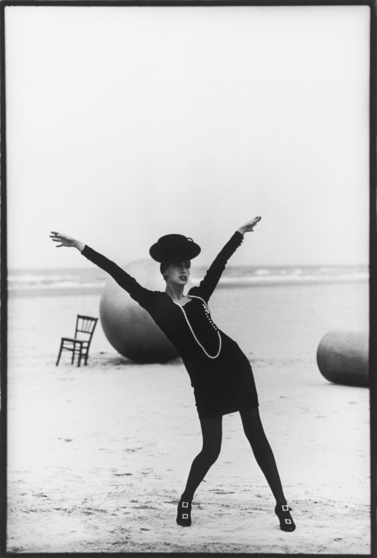 Auf diesem Bild ist das folgende Kunstwerk zu sehen: Peter Lindbergh. Giselle, Le Touquet. British Vogue. 1991.