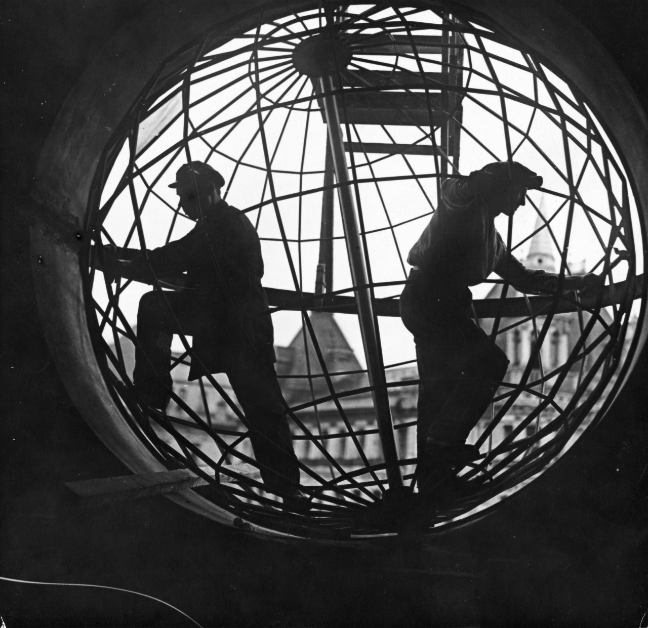 Auf diesem Bild ist das folgende Kunstwerk zu sehen: Arkady Shaikhet. Montage in der Globuskugel auf dem zentralen Telegrafenamt, Moskau. 1928.