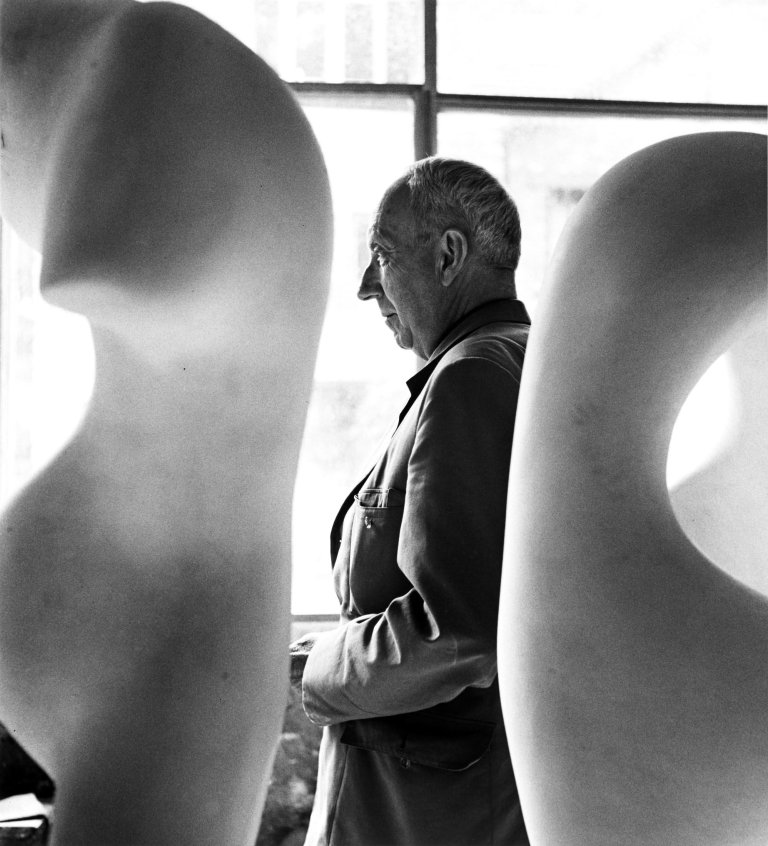 Auf diesem Bild ist das folgende Kunstwerk zu sehen: Robert Doisneau. Jean Arp. 1958.
