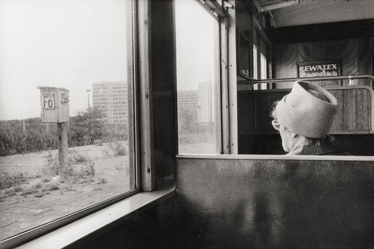 Auf diesem Bild ist das folgende Kunstwerk zu sehen: Evelyn Richter. „Berlin“. Um 1975.