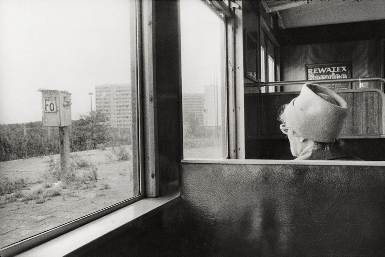 Auf diesem Bild ist das folgende Kunstwerk zu sehen: Evelyn Richter. „Berlin“. Um 1975.