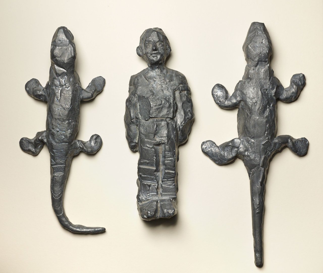 This picture shows the following artwork: Stephan Balkenhol. „Two Lizards and a Man (Parkett 36)“. 1993.