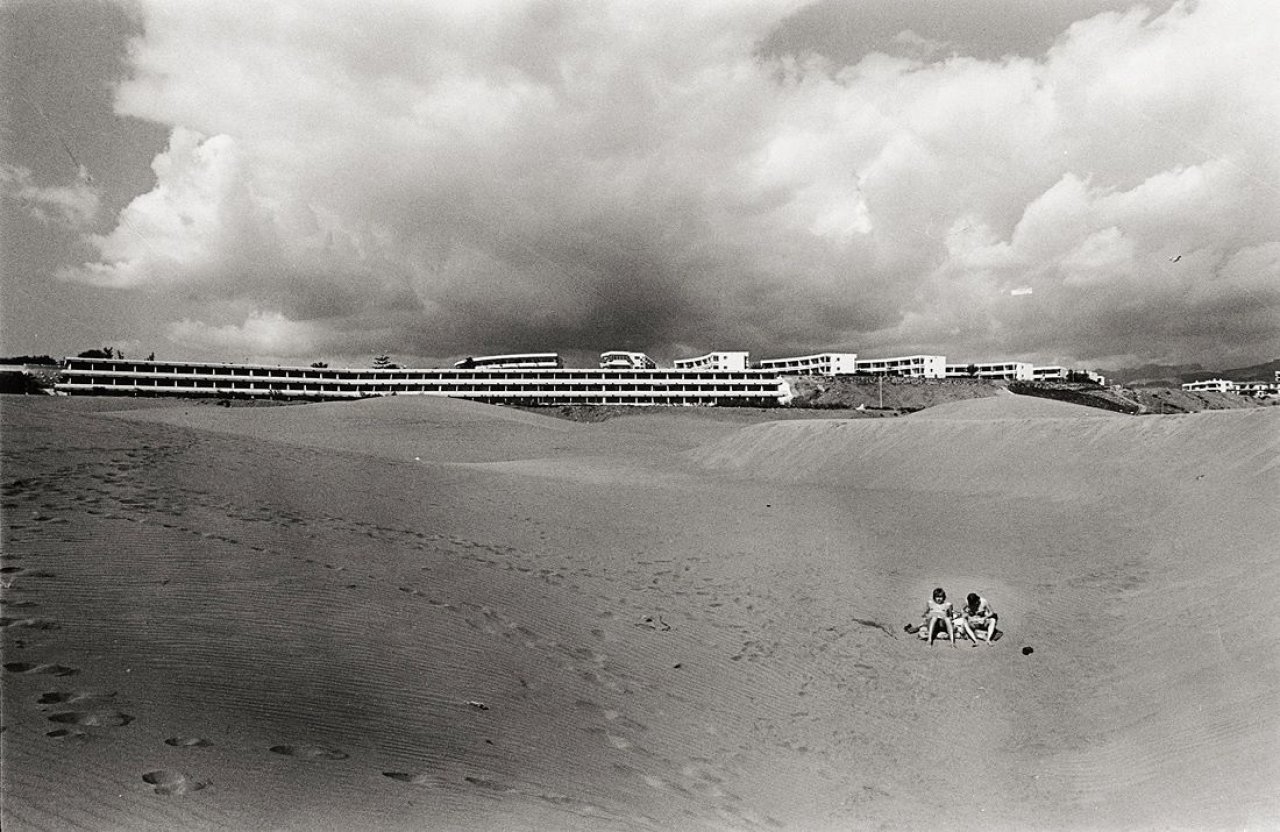 Auf diesem Bild ist das folgende Kunstwerk zu sehen: Andreas Gursky. Gran Canaria. 1980er Jahre.