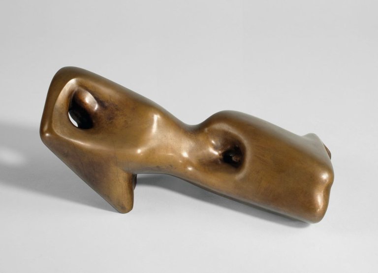 Auf diesem Bild ist das folgende Kunstwerk zu sehen: Bernhard Heiliger. „Kleine Liegende“. 1950.