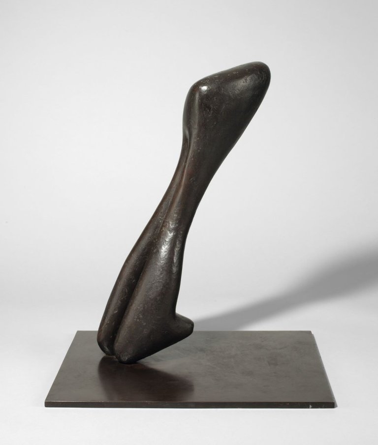 Auf diesem Bild ist das folgende Kunstwerk zu sehen: Bernhard Heiliger. „Schräger Torso“. 1953.