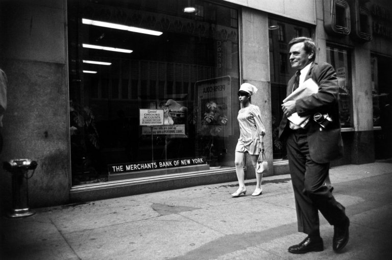 Auf diesem Bild ist das folgende Kunstwerk zu sehen: Garry Winogrand. Aus der Serie „Women are beautiful“, 1960–1975. 1975.