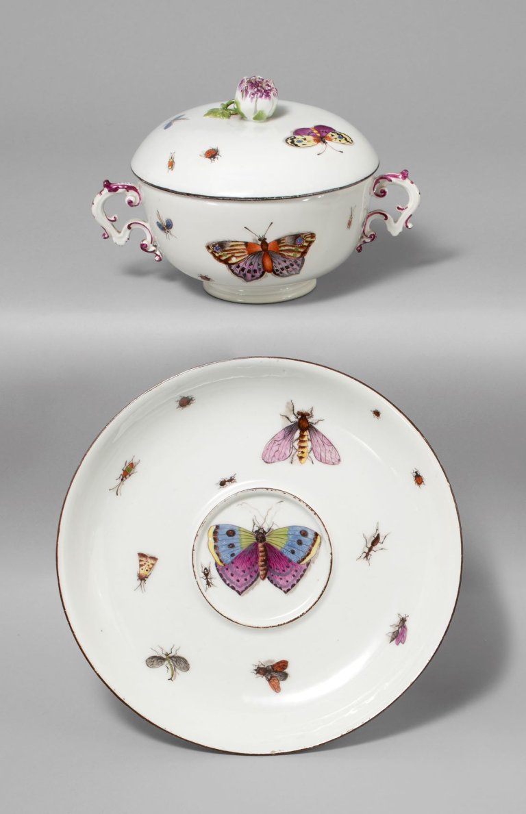 Auf diesem Bild ist das folgende Kunstwerk zu sehen:  Porzellanmanufaktur Meissen. Kleine Bouillonterrine und Présentoir mit Insektendekor und braunem Rand. Um 1740/45.