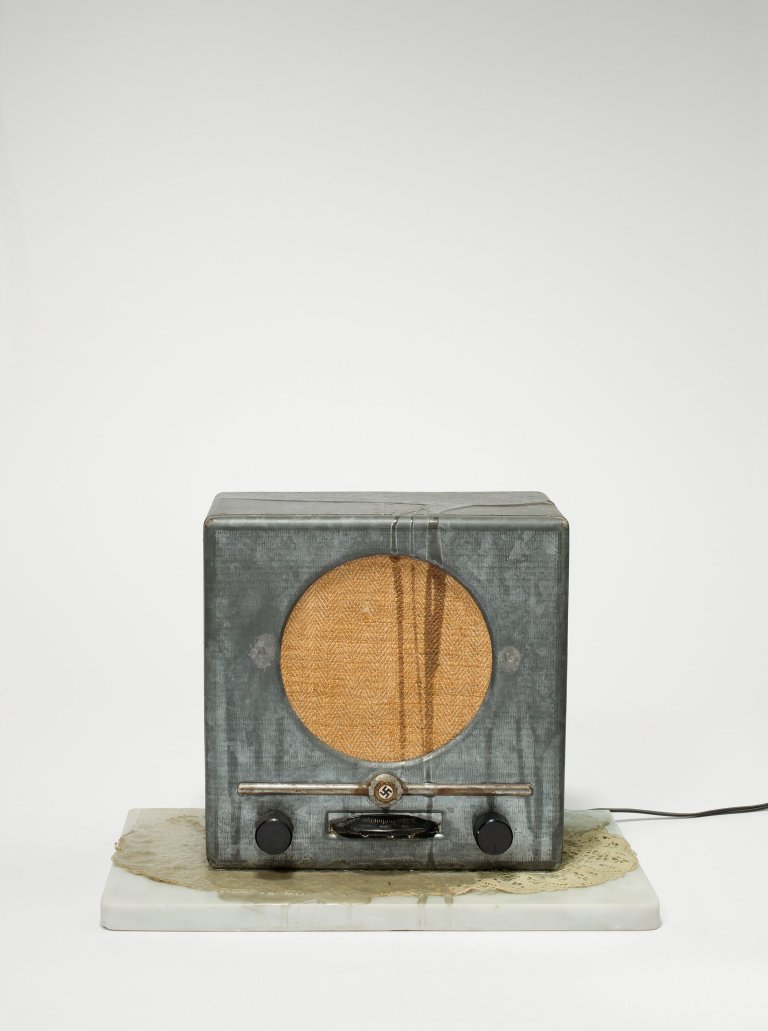 Auf diesem Bild ist das folgende Kunstwerk zu sehen: Edward Kienholz. Volksempfänger. 1979.