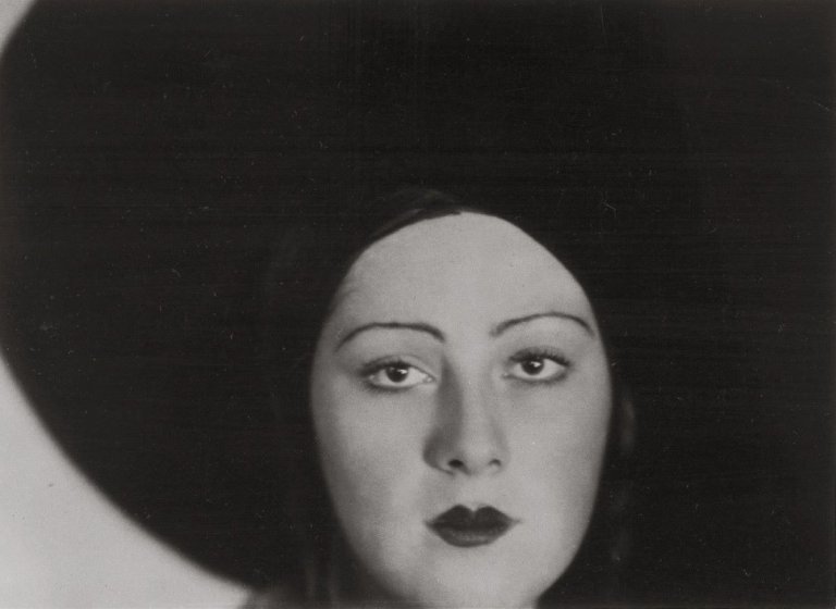 Auf diesem Bild ist das folgende Kunstwerk zu sehen: Lotte Jacobi. „Head of a Dancer“. 1929.