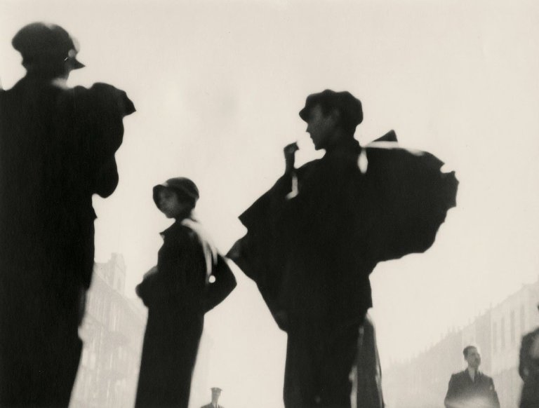 This picture shows the following artwork: Else Thalemann. Wartende Passanten, Paris (Passers-by). Circa 1930.