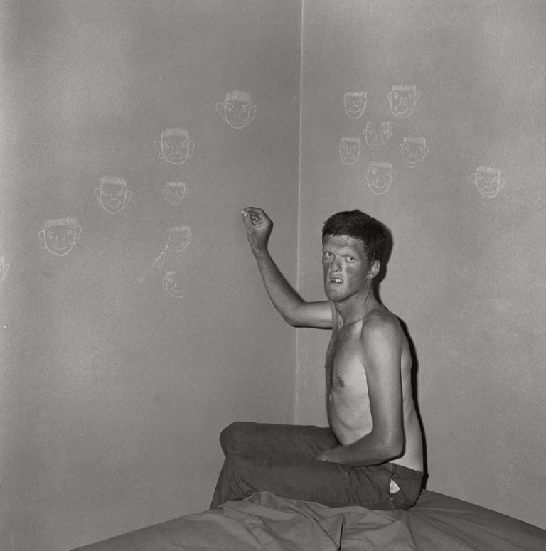 Auf diesem Bild ist das folgende Kunstwerk zu sehen: Roger Ballen. Man drawing Chalk Faces. 2000.