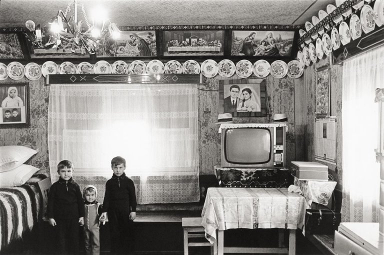 Auf diesem Bild ist das folgende Kunstwerk zu sehen: Christian Borchert. „Rumänien, Interieur in Sapinta, Kreis Maramures“. 1977.