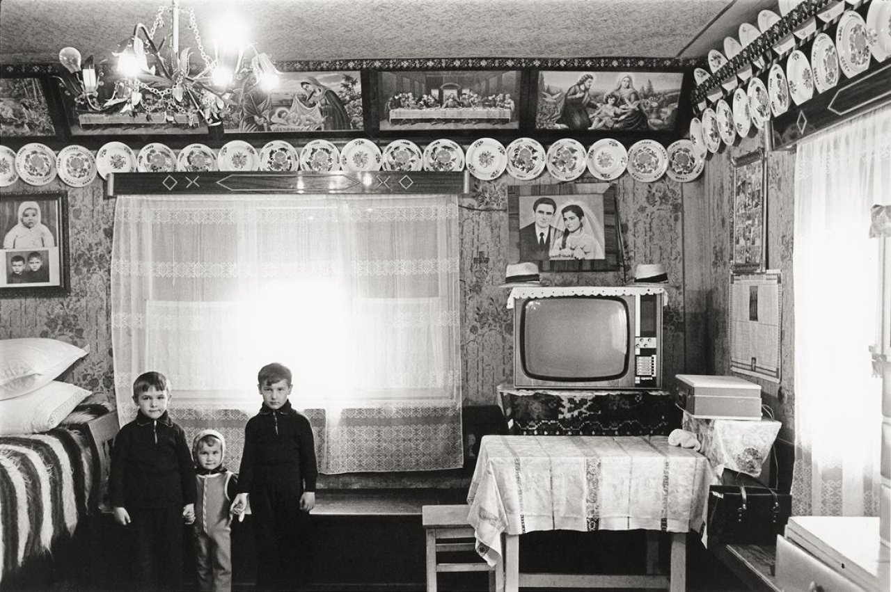 Catalog image of „Rumänien, Interieur in Sapinta, Kreis Maramures“. 1977