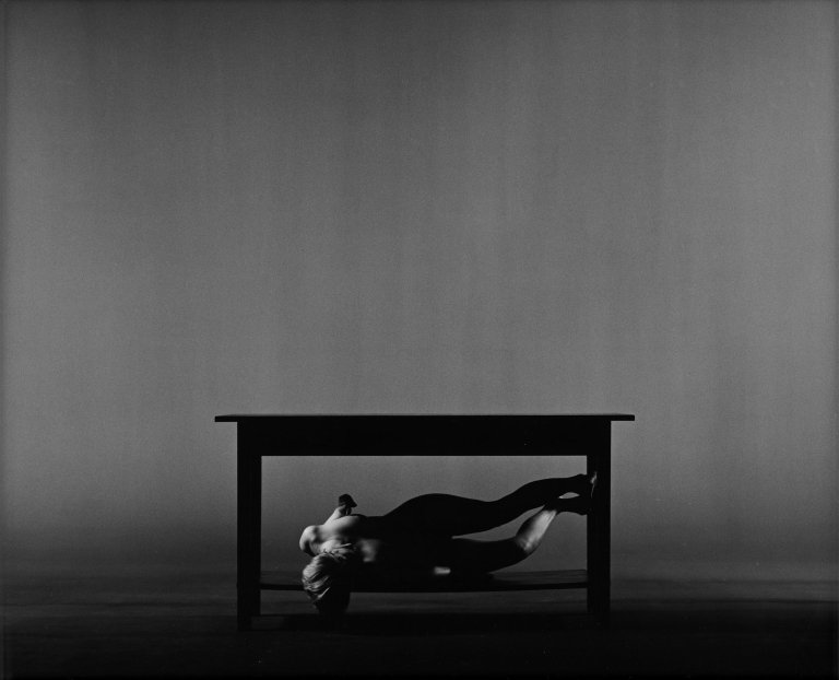Auf diesem Bild ist das folgende Kunstwerk zu sehen: Jürgen Klauke. „Gefühlspfütze“, aus der Werkgruppe „Desaströses Ich“, 1996–2000. 1996/97.