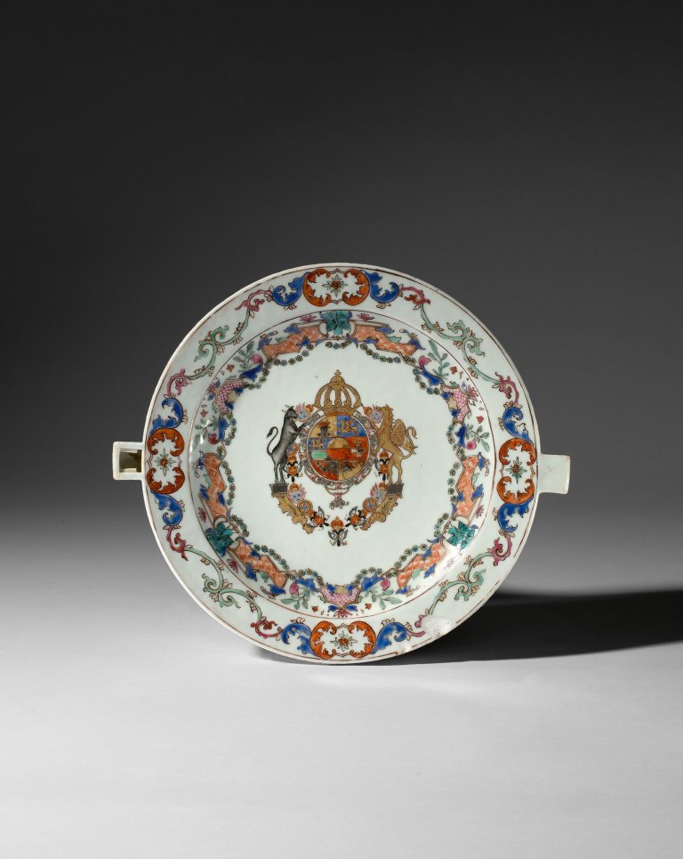Auf diesem Bild ist das folgende Kunstwerk zu sehen:  Chinesisch, Qianlong-Periode. Wärmeteller aus dem sog. Jüngeren chinesischen Service für Herzog Christian II. Ludwig zu Mecklenburg (1683–1756). 1753.