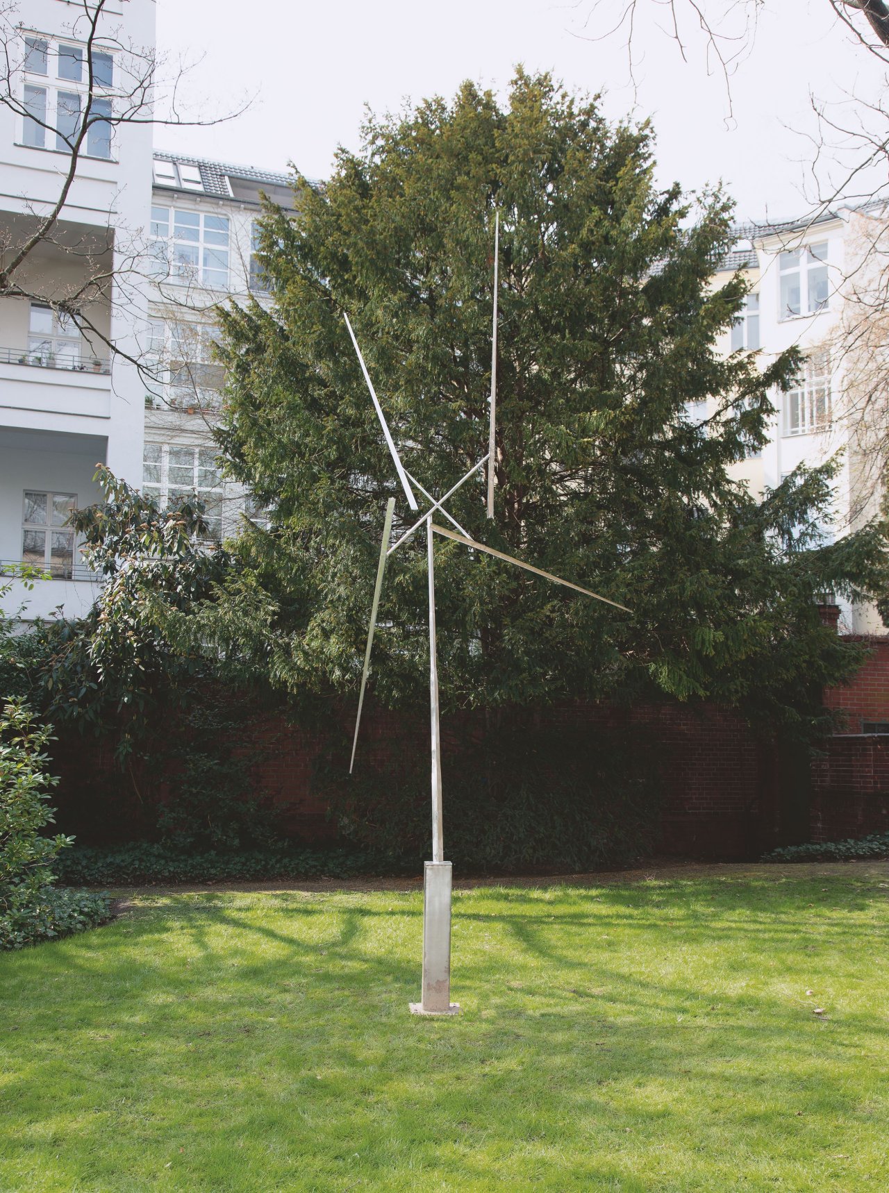 Auf diesem Bild ist das folgende Kunstwerk zu sehen: George Rickey. „Two Up, Two Down Excentric Askew II“. 1981.