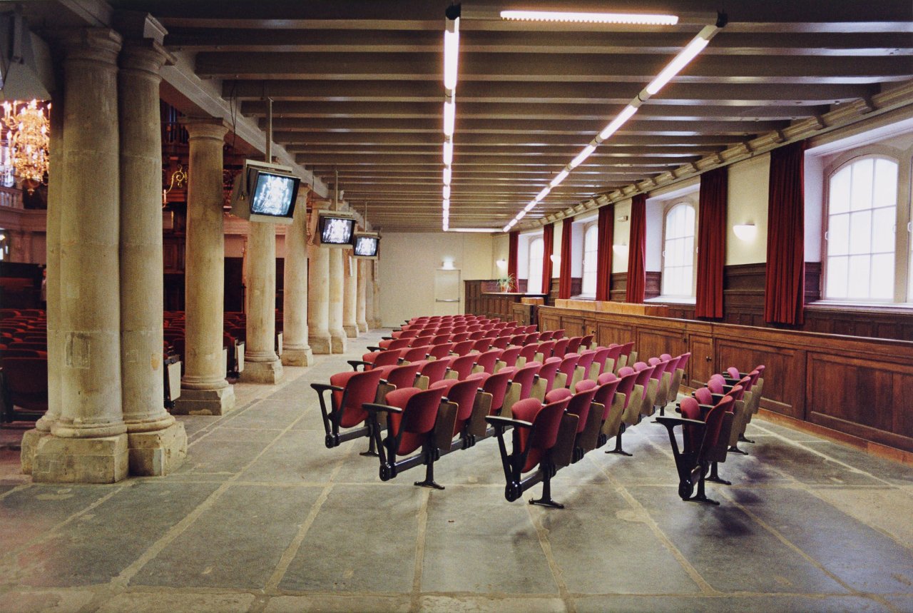 Auf diesem Bild ist das folgende Kunstwerk zu sehen: Candida Höfer. „Universität Amsterdam“. 1991.