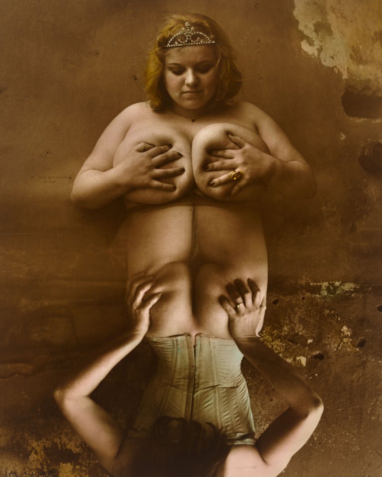 Auf diesem Bild ist das folgende Kunstwerk zu sehen: Jan Saudek. Ohne Titel / „Customer in Brothel can‘t get rid of his boot“. 1985 und 1991.